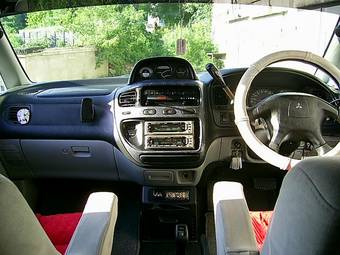 2000 Mitsubishi Delica Pictures