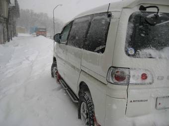 2000 Mitsubishi Delica Pictures