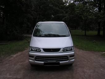 2000 Mitsubishi Delica Pictures