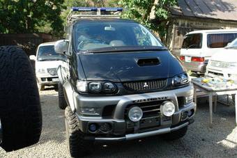 2000 Mitsubishi Delica Pictures