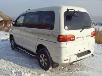 2001 Mitsubishi Delica Pictures