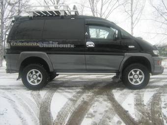 2001 Mitsubishi Delica Photos