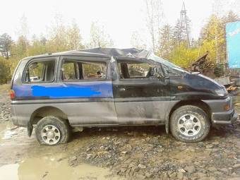 2001 Mitsubishi Delica Photos