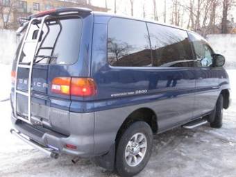 2001 Mitsubishi Delica Pictures
