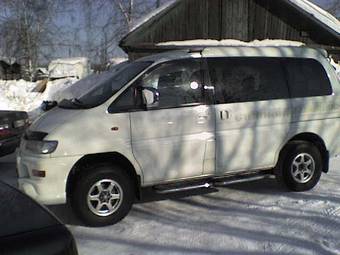 2001 Mitsubishi Delica Photos