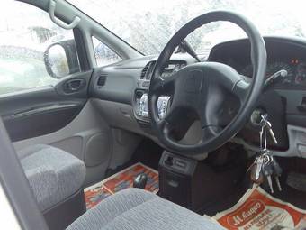 2001 Mitsubishi Delica Pictures
