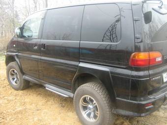 2001 Mitsubishi Delica Photos