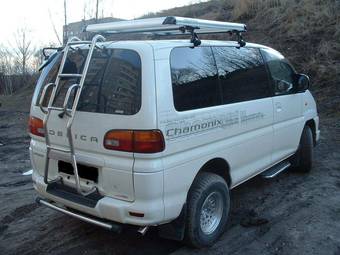2001 Mitsubishi Delica Pictures