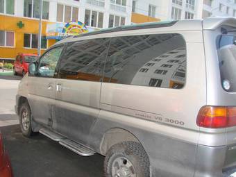 2001 Mitsubishi Delica Photos