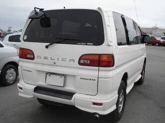 2001 Mitsubishi Delica Pictures