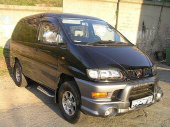 2001 Mitsubishi Delica Pictures