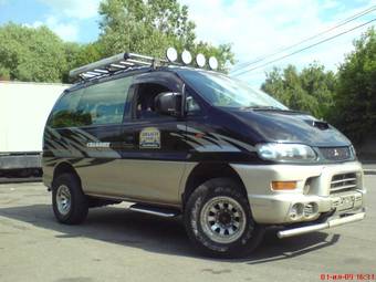 2001 Mitsubishi Delica Photos