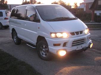 2001 Mitsubishi Delica Photos