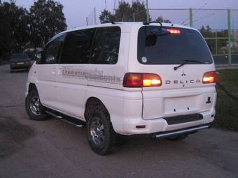 2001 Mitsubishi Delica Pictures