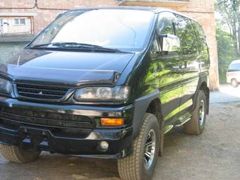 2001 Mitsubishi Delica Photos