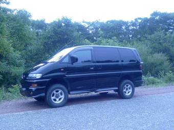 2001 Mitsubishi Delica Photos