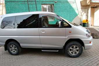 2002 Mitsubishi Delica Pictures