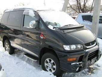 2002 Mitsubishi Delica Photos