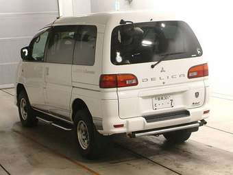 2002 Mitsubishi Delica Photos