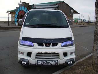 2002 Mitsubishi Delica Photos