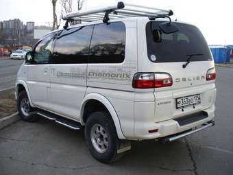 2002 Mitsubishi Delica Pictures