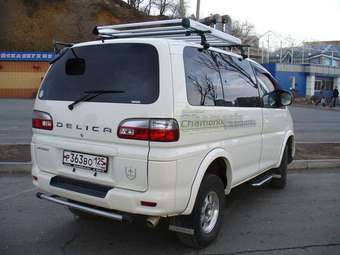 2002 Mitsubishi Delica Photos