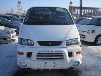 2002 Mitsubishi Delica Photos