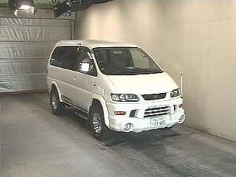 2002 Mitsubishi Delica Pictures