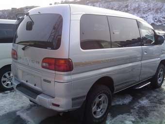 2002 Mitsubishi Delica Photos