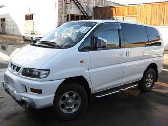 2002 Mitsubishi Delica Pictures