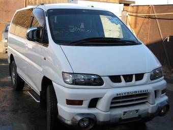 2002 Mitsubishi Delica Pictures