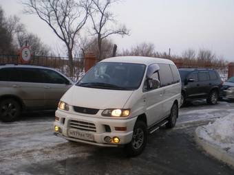 2002 Mitsubishi Delica Photos