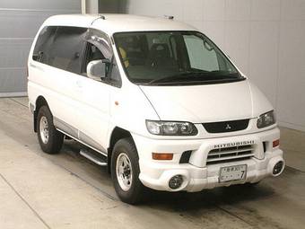 2002 Mitsubishi Delica Photos
