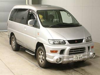 2002 Mitsubishi Delica Photos