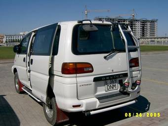 2002 Mitsubishi Delica Photos