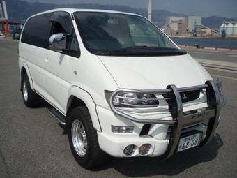 2002 Mitsubishi Delica Photos