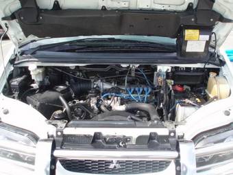 2002 Mitsubishi Delica Photos