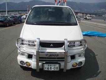 2002 Mitsubishi Delica Pictures