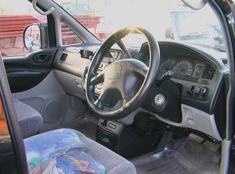 2002 Mitsubishi Delica Photos