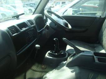 2002 Mitsubishi Delica Photos