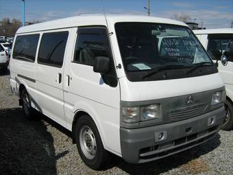 2002 Mitsubishi Delica Photos