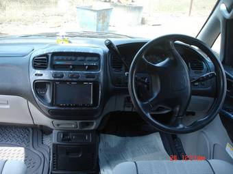 2002 Mitsubishi Delica Pictures