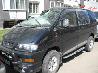 2002 Mitsubishi Delica Photos
