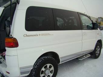 2002 Mitsubishi Delica Photos