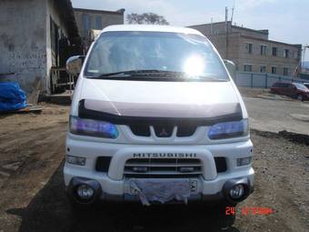 2002 Mitsubishi Delica Pictures