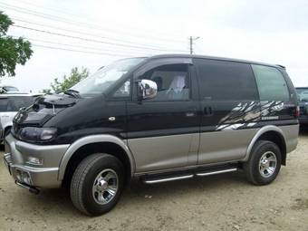 2002 Mitsubishi Delica Photos