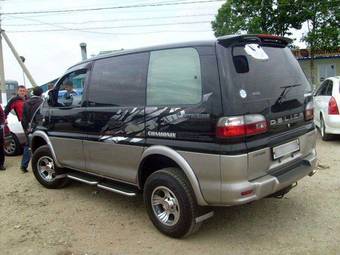 2002 Mitsubishi Delica Photos