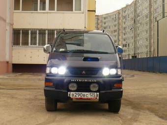 2002 Mitsubishi Delica Pictures