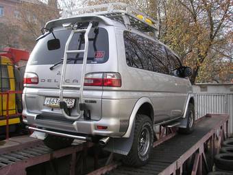 2002 Mitsubishi Delica Pictures