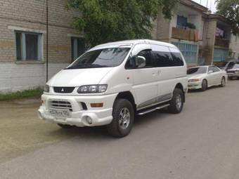 2002 Mitsubishi Delica Photos